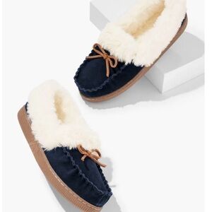 Cozy Talbots Women's Navy and Cream Moccasin Slippers (size 8)